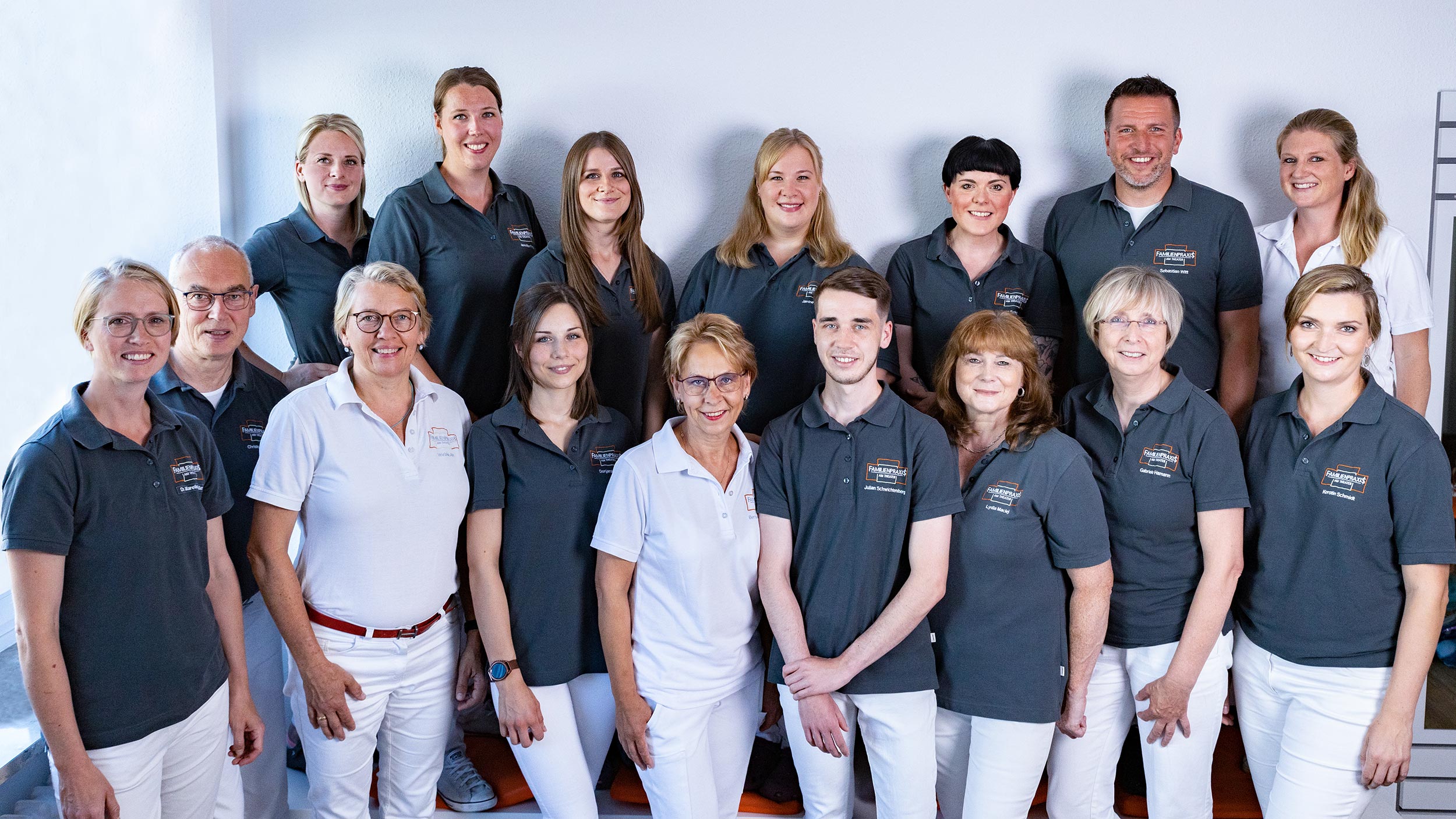 Das komplette Team der Familienpraxis am Theater